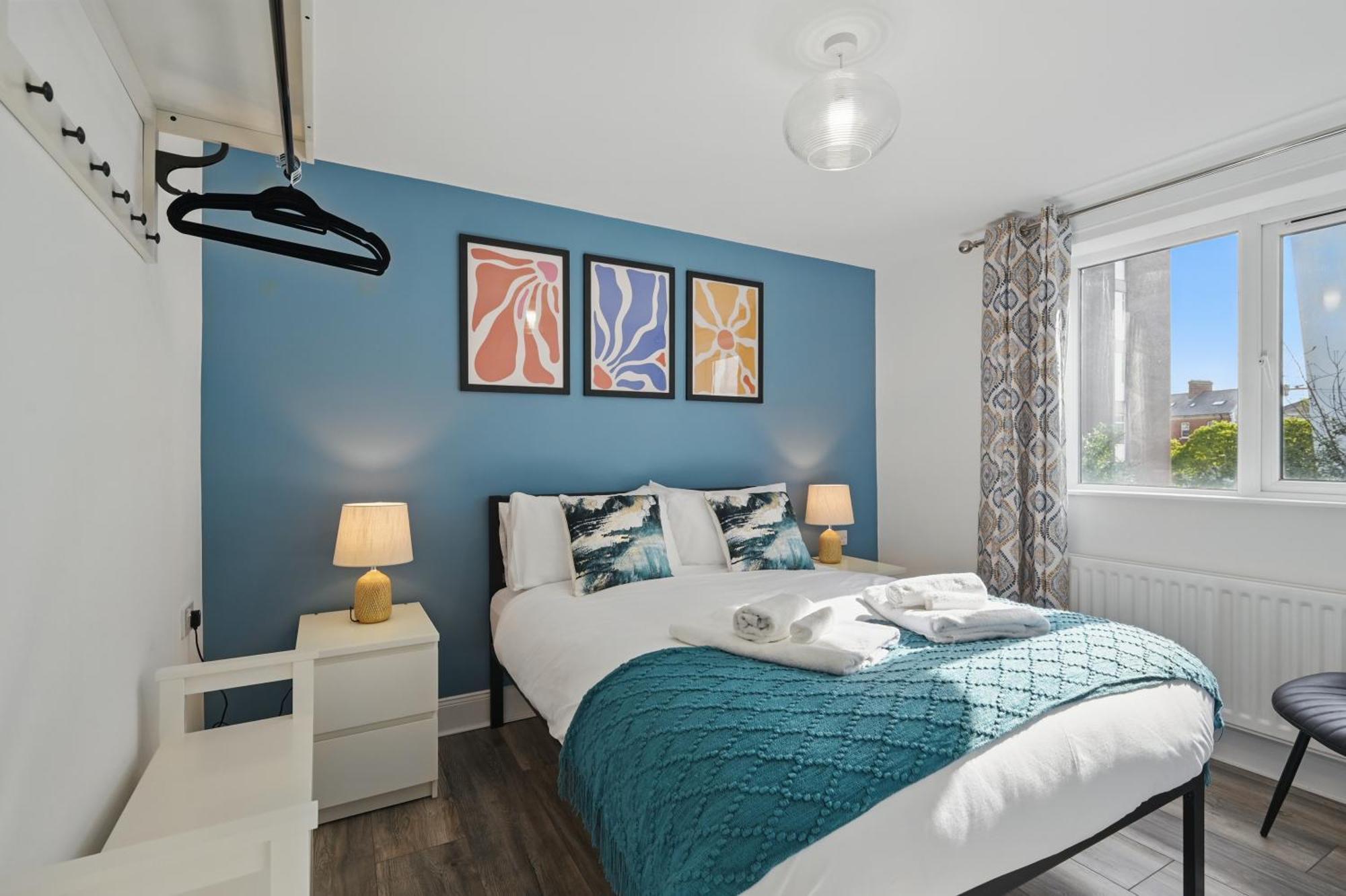 Apartment Central Flat 4 Bedroom, 2 Bathroom, 2X Parking - Staybynumbers Belfast