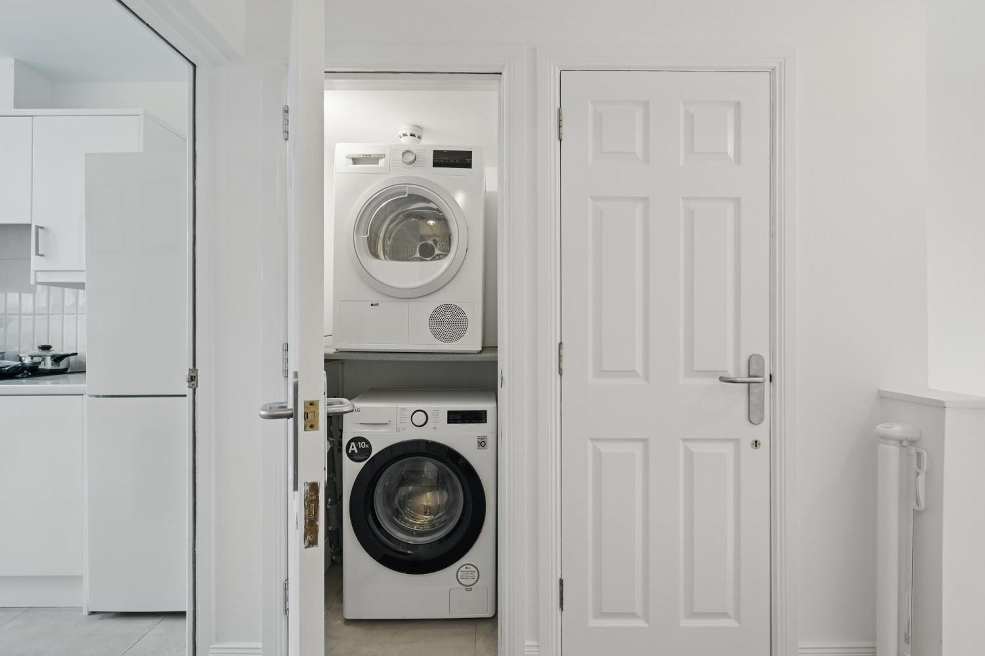 Central Flat 4 Bedroom, 2 Bathroom, 2X Parking - Staybynumbers Apartment
