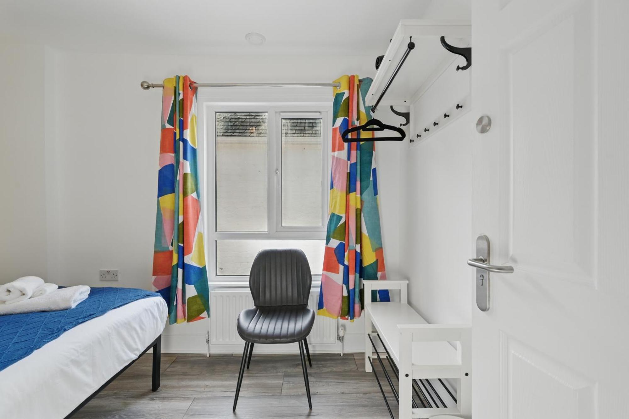 Apartment Central Flat 4 Bedroom, 2 Bathroom, 2X Parking - Staybynumbers *