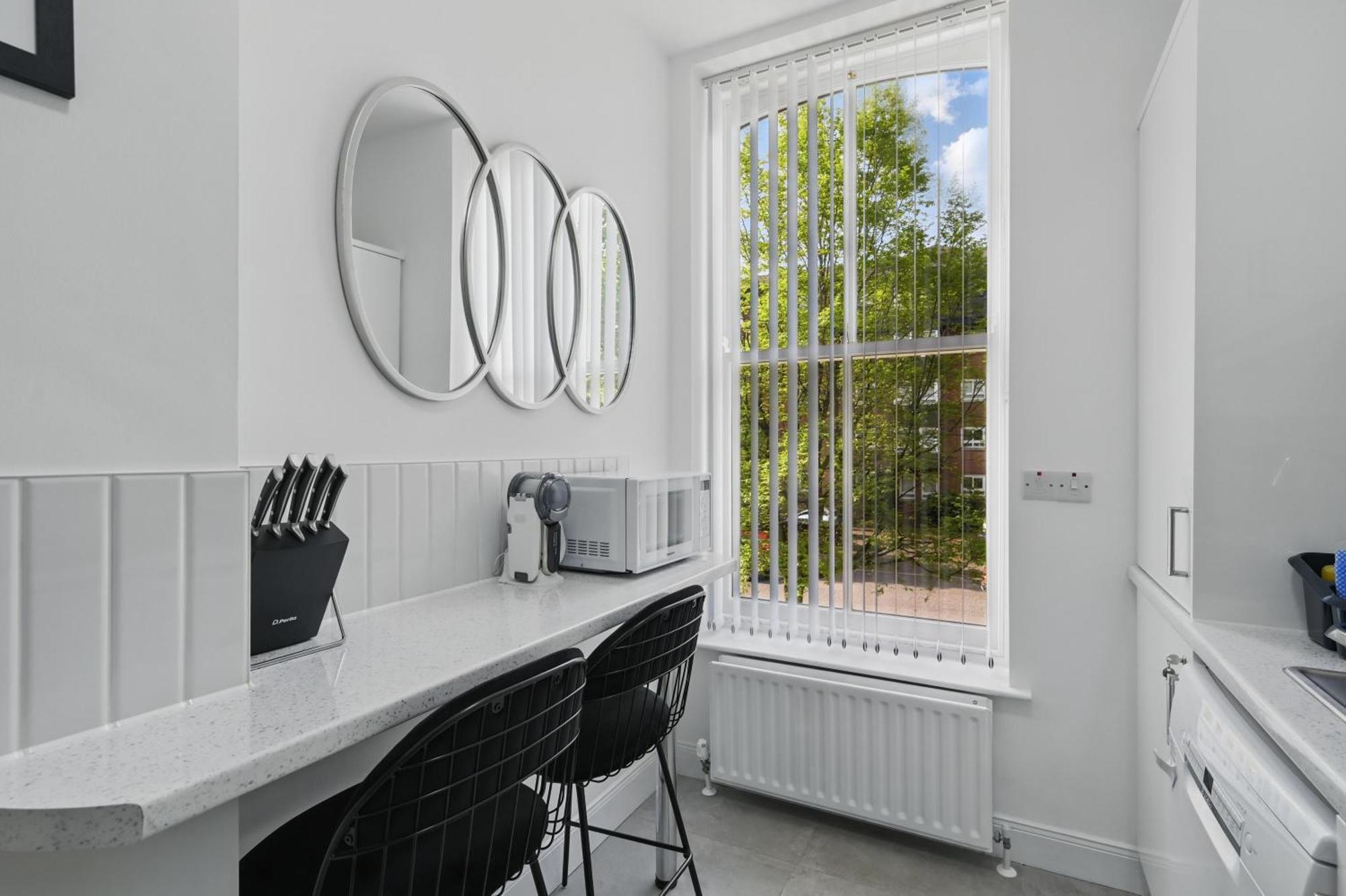 Central Flat 4 Bedroom, 2 Bathroom, 2X Parking - Staybynumbers *
