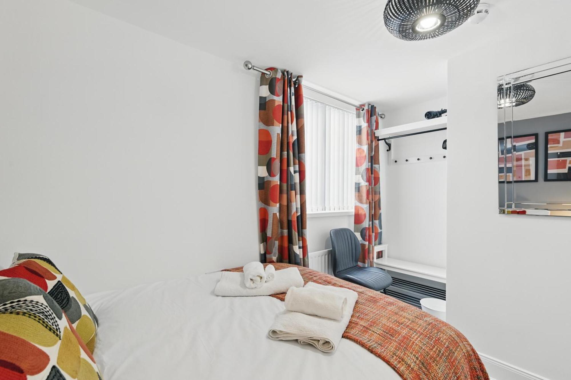 Central Flat 4 Bedroom, 2 Bathroom, 2X Parking - Staybynumbers