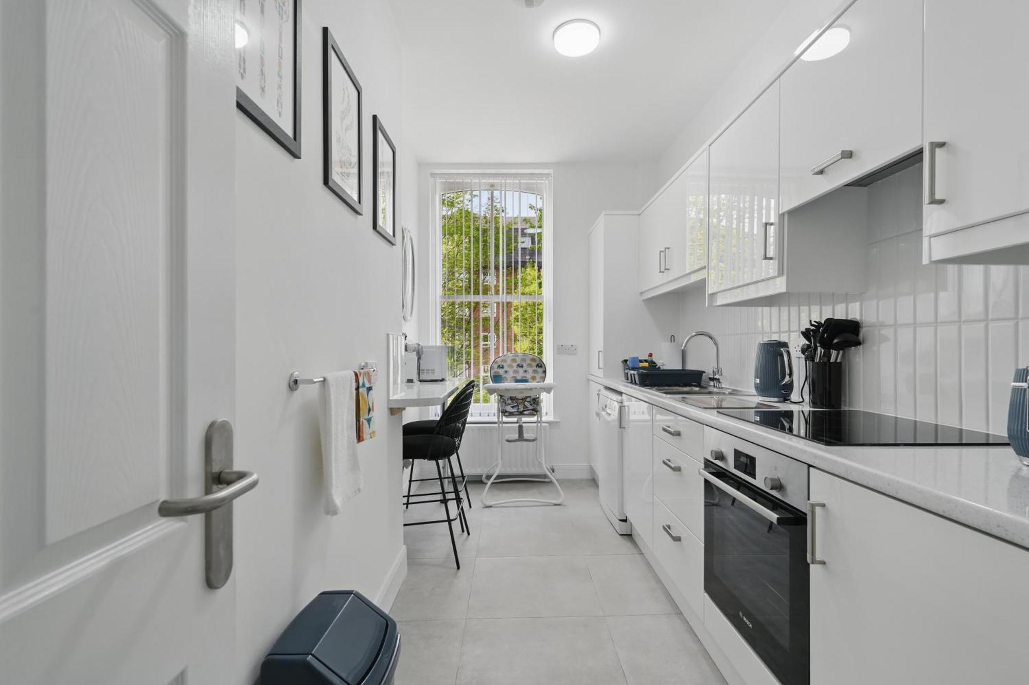 Central Flat 4 Bedroom, 2 Bathroom, 2X Parking - Staybynumbers Apartment