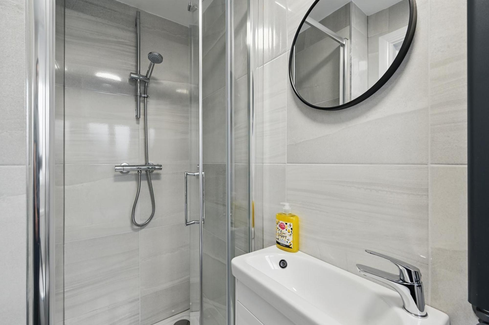 Apartment Central Flat 4 Bedroom, 2 Bathroom, 2X Parking - Staybynumbers