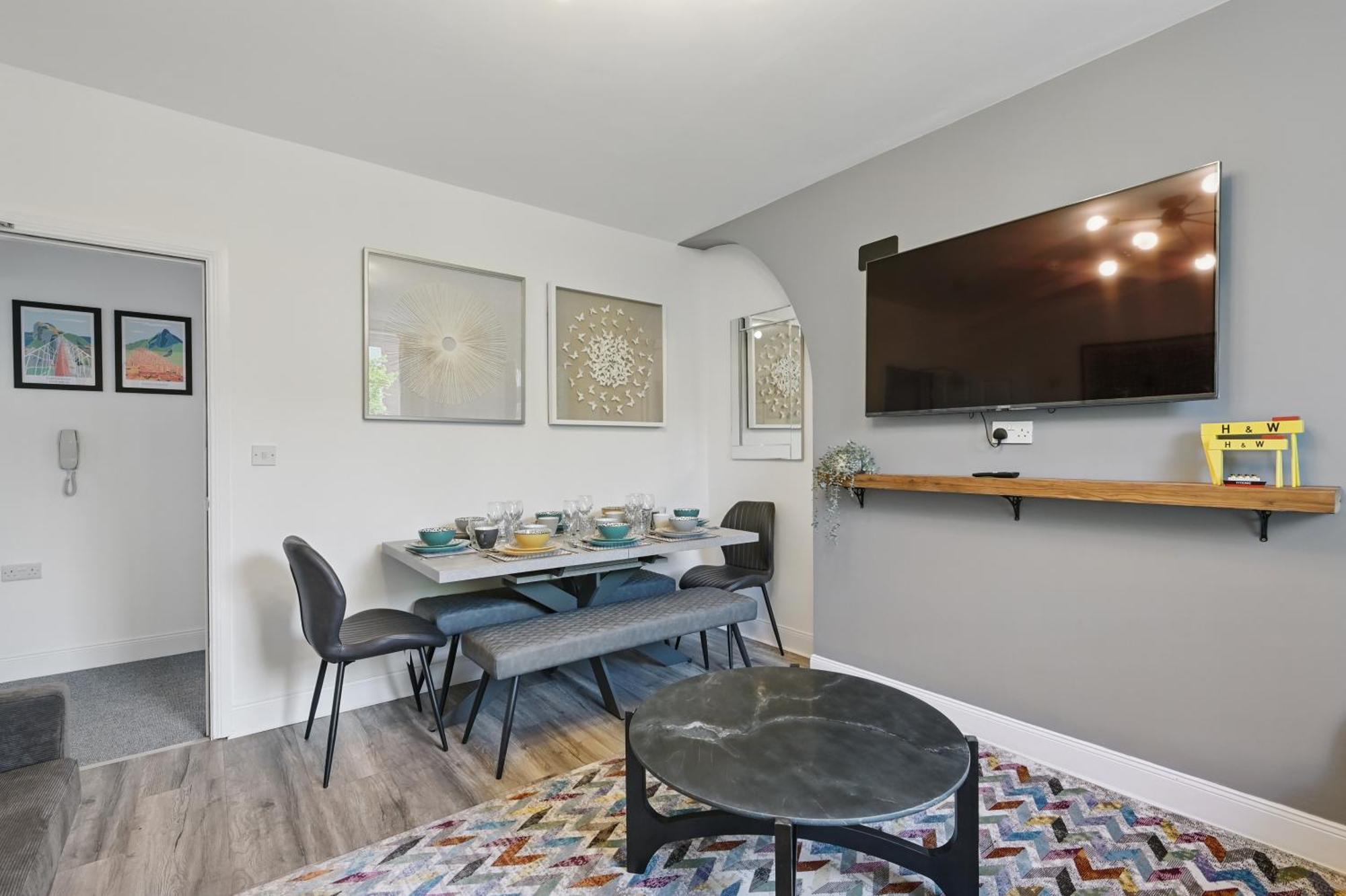Central Flat 4 Bedroom, 2 Bathroom, 2X Parking - Staybynumbers Apartment *