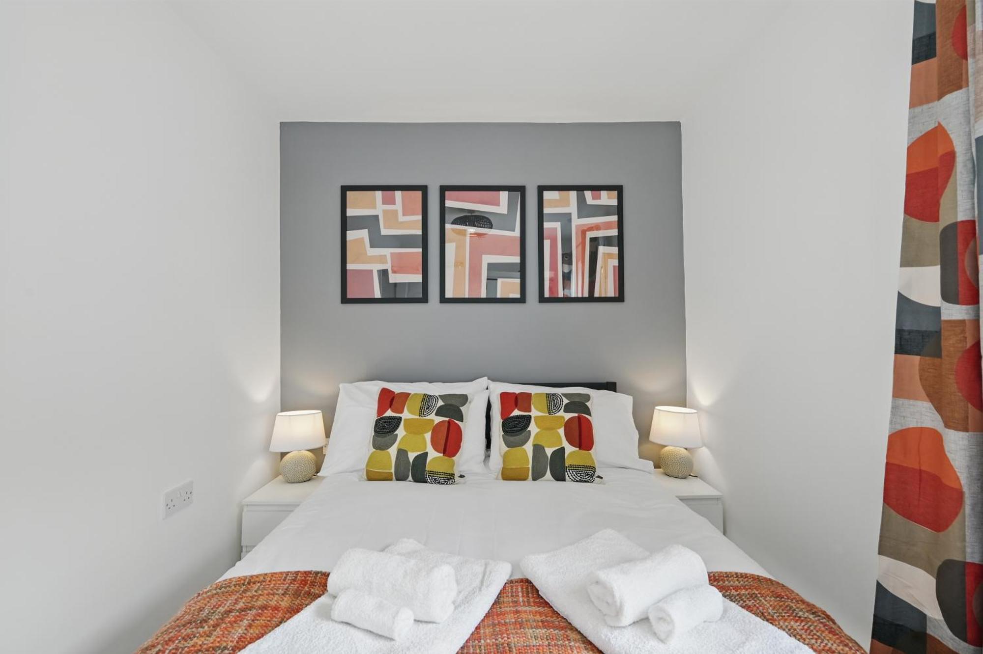Central Flat 4 Bedroom, 2 Bathroom, 2X Parking - Staybynumbers Apartment Belfast
