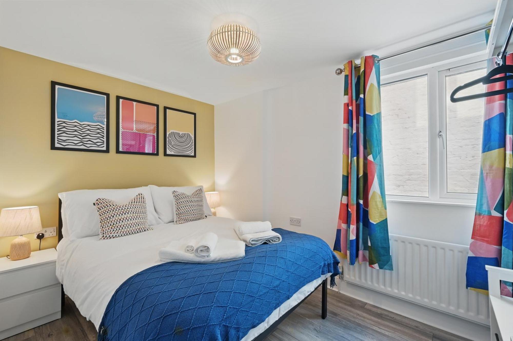 Central Flat 4 Bedroom, 2 Bathroom, 2X Parking - Staybynumbers Belfast
