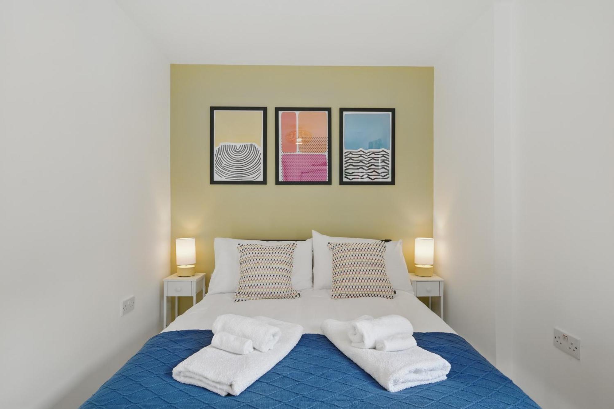 Central Flat 4 Bedroom, 2 Bathroom, 2X Parking - Staybynumbers Apartment