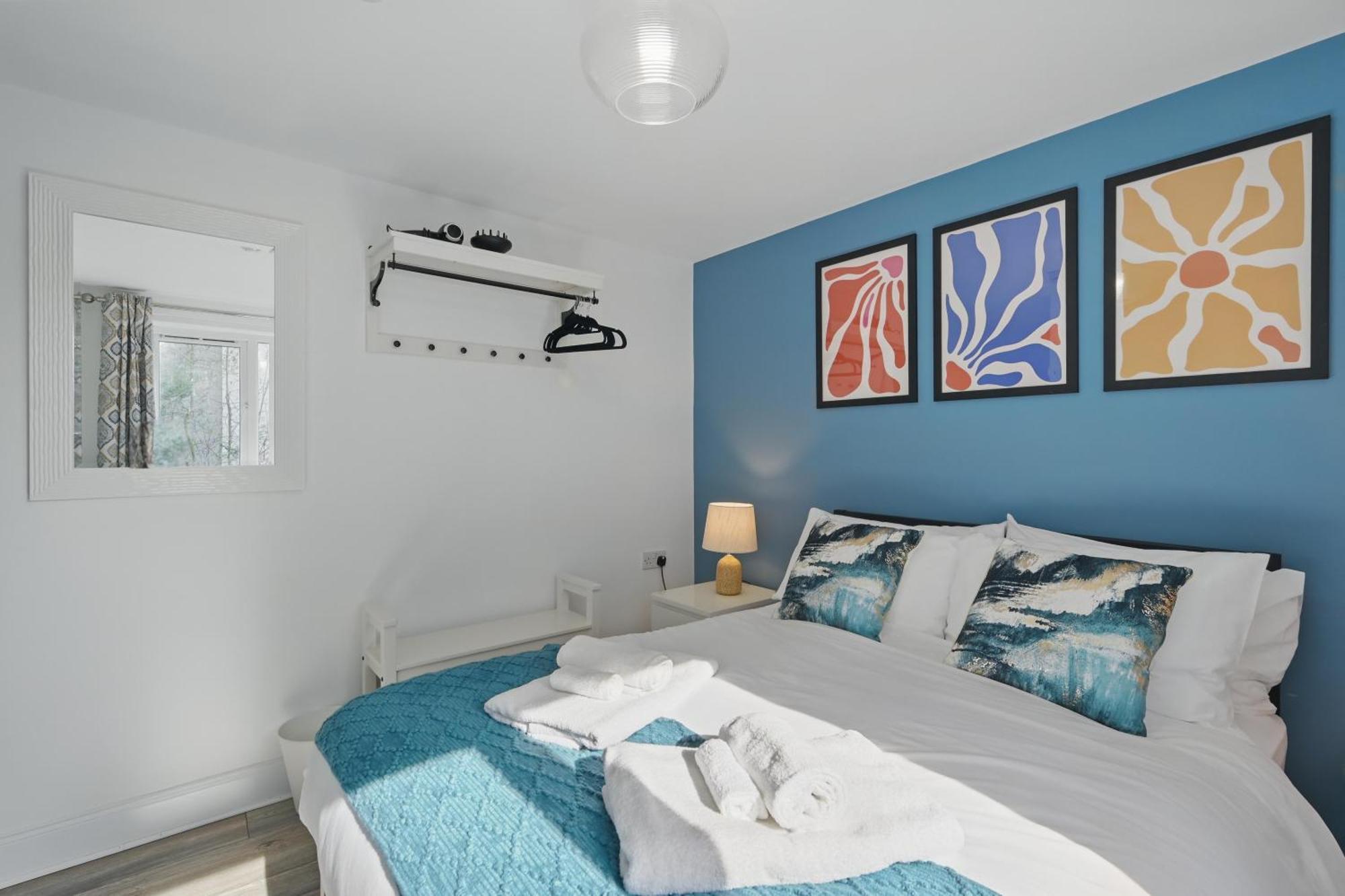 Central Flat 4 Bedroom, 2 Bathroom, 2X Parking - Staybynumbers Apartment