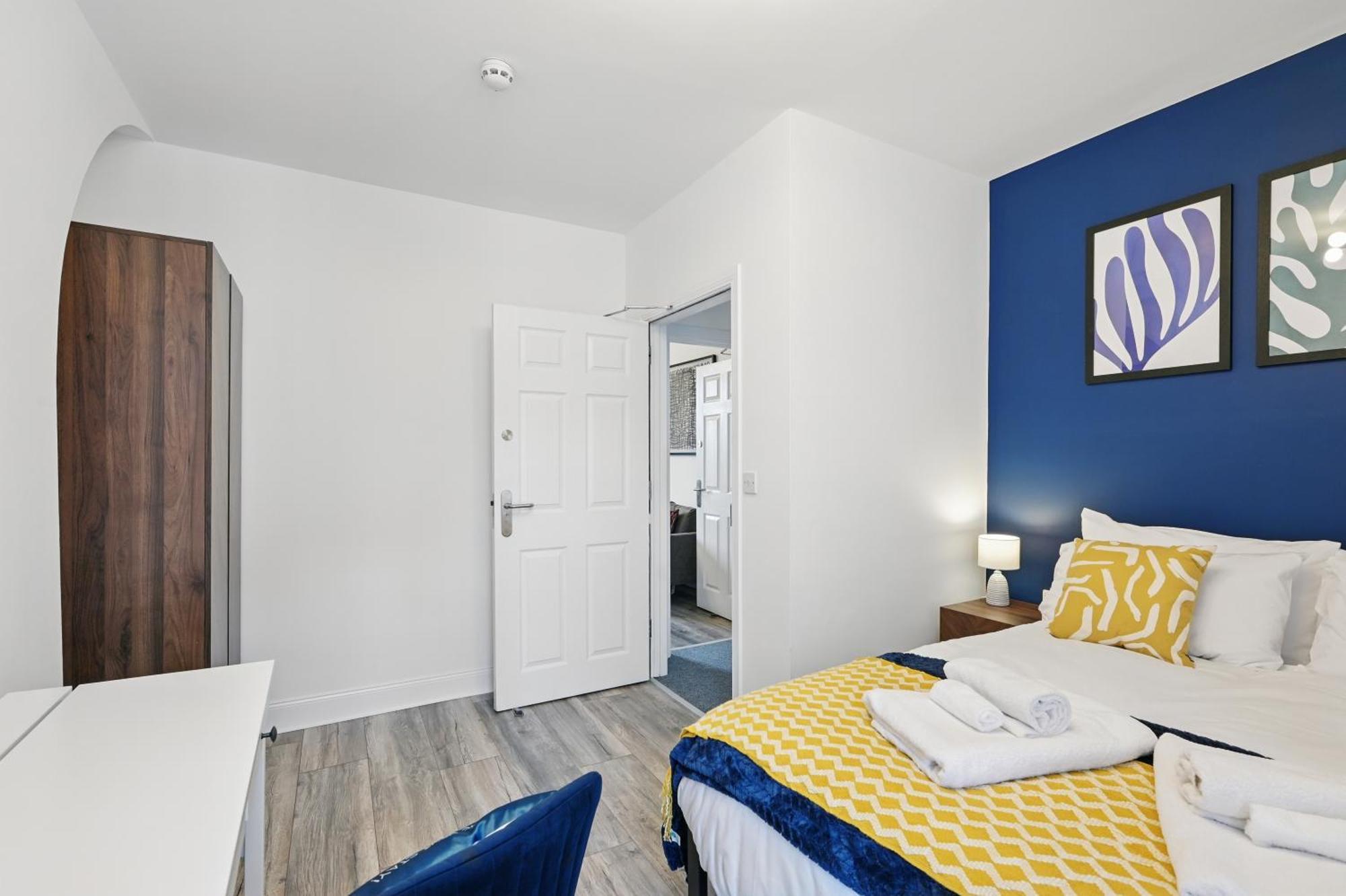 Central Flat 4 Bedroom, 2 Bathroom, 2X Parking - Staybynumbers Apartment Belfast