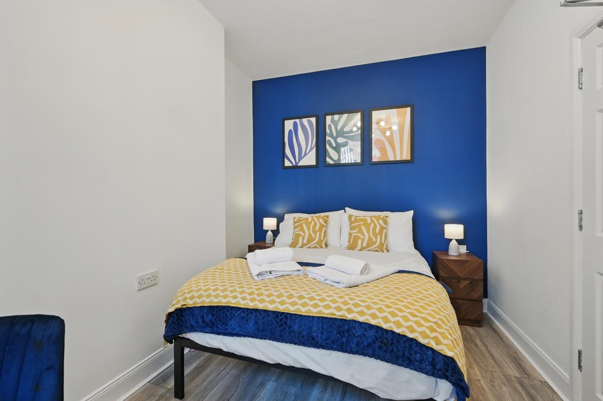 Central Flat 4 Bedroom, 2 Bathroom, 2X Parking - Staybynumbers Belfast