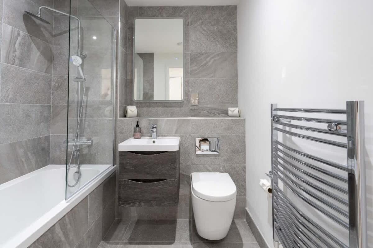 2 Bedroom Center * Belfast