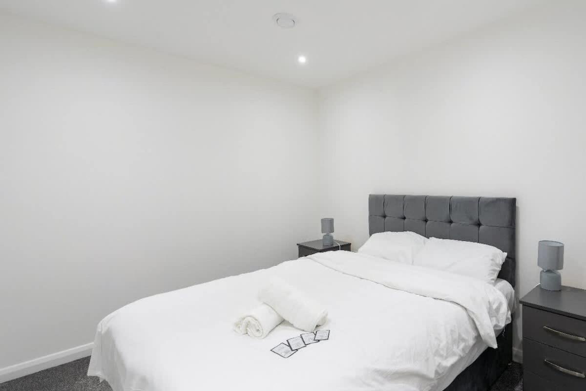 2 Bedroom Center * Belfast