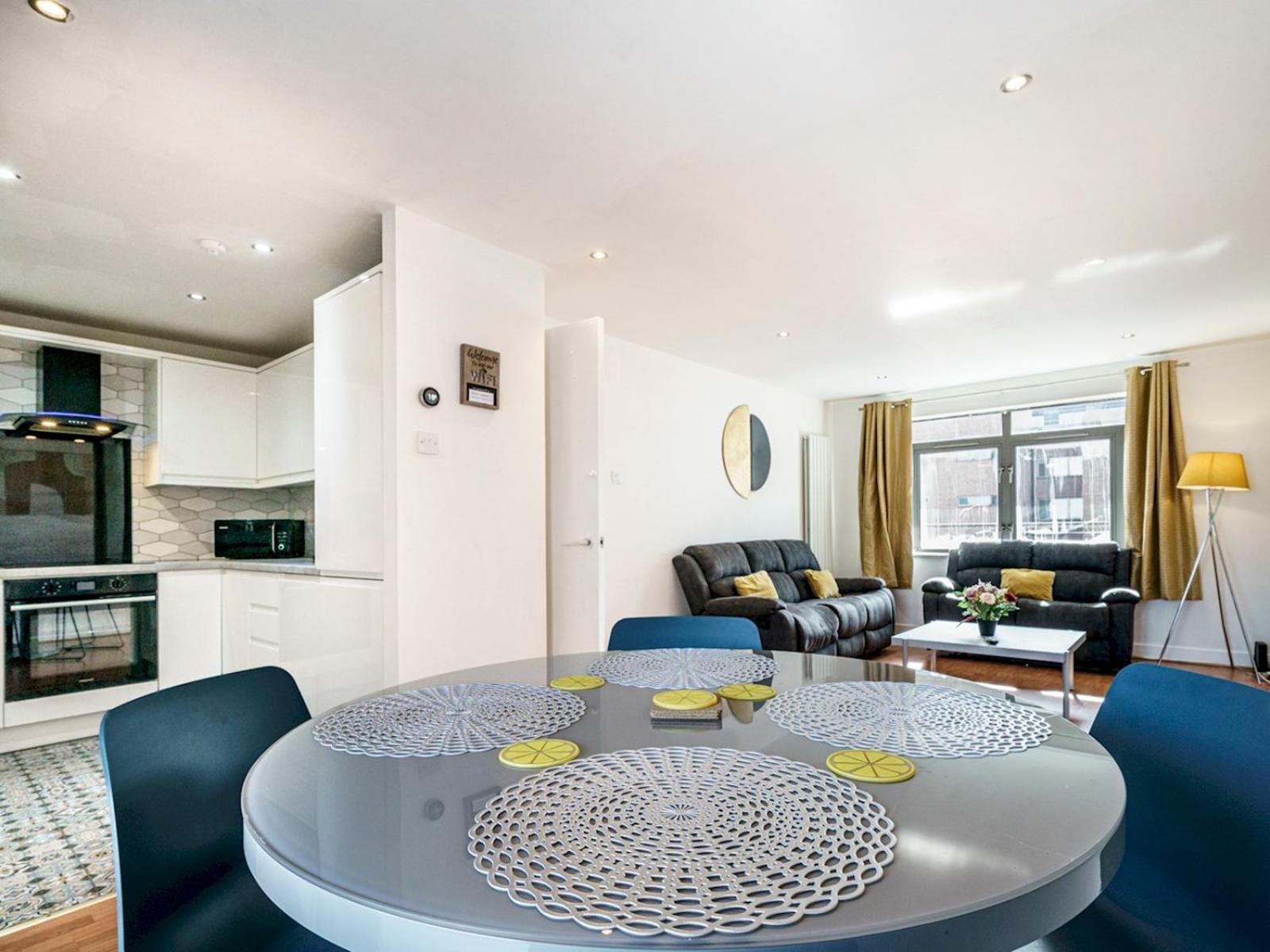 Pass The Keys Lovely 2 Bed2 Bath In Centre Free Parking *