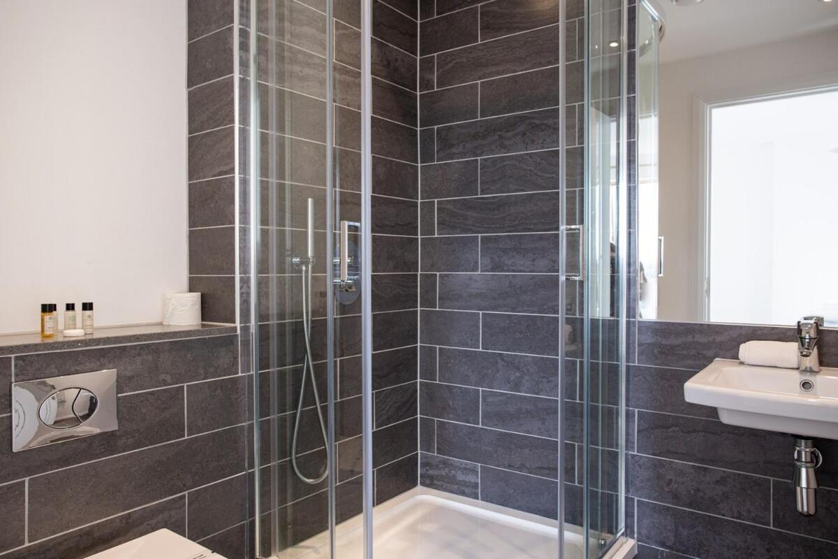 Bright & Stylish, Sleeps 6, Centre