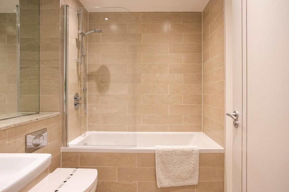 Bright & Stylish, Sleeps 6, Centre Apartment Belfast