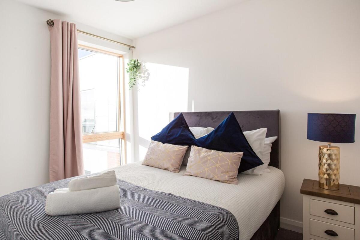 Bright & Stylish, Sleeps 6, Centre