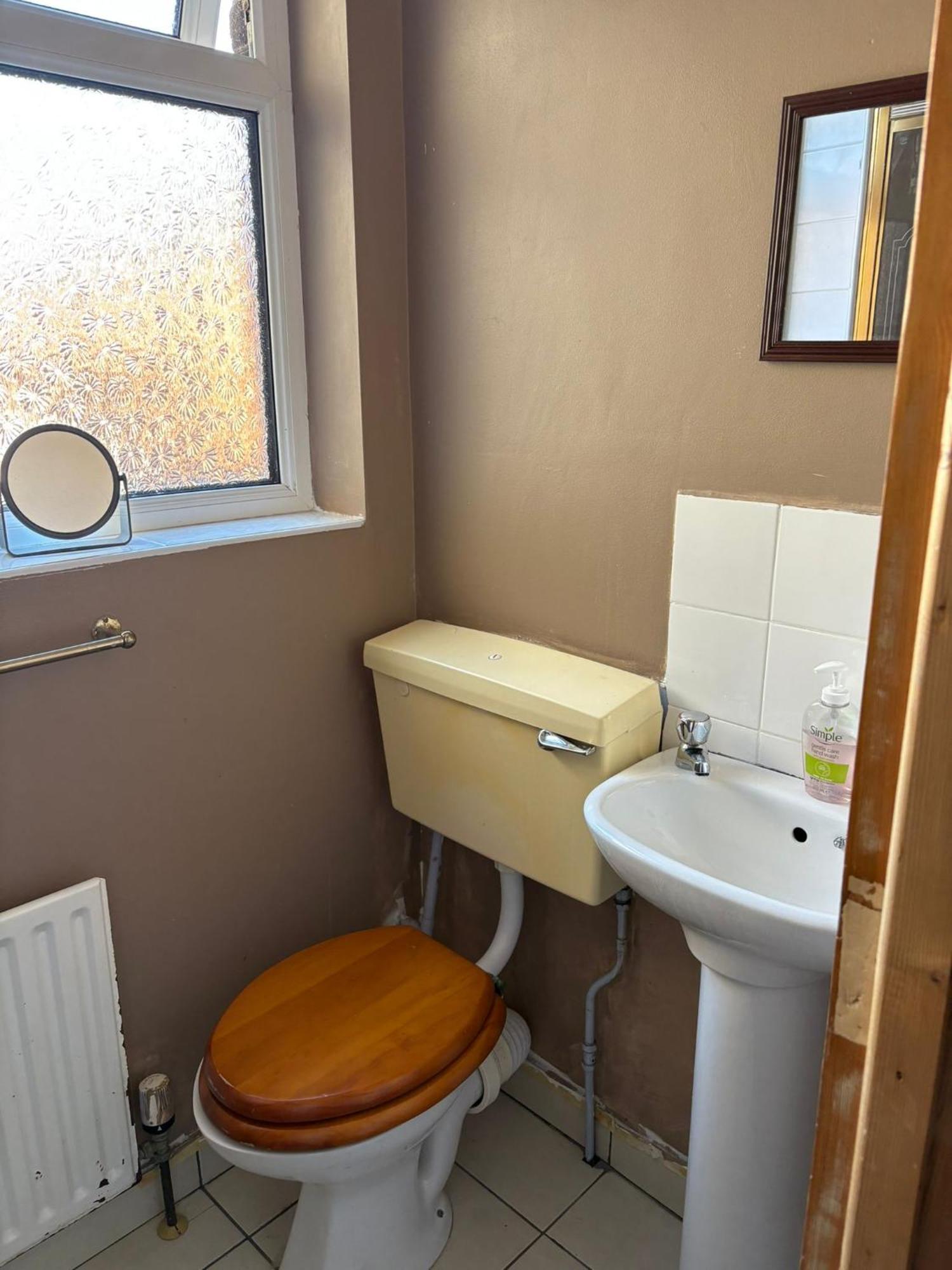 Fabulous Large 4 Bedroom Townhouse - Off Street Parking *