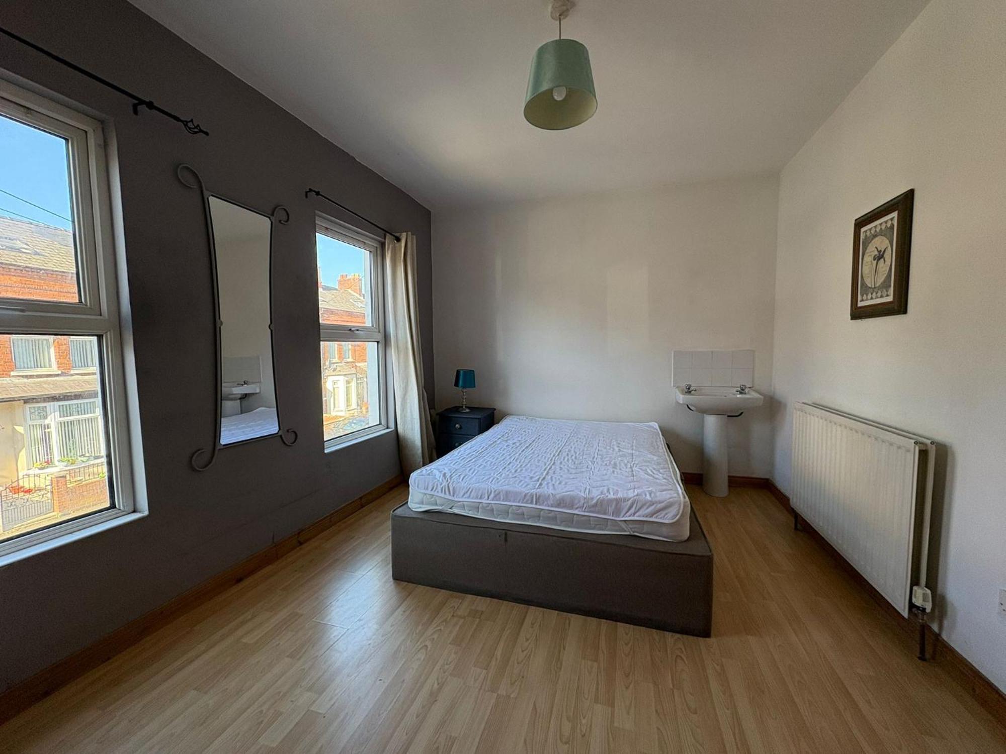 Fabulous Large 4 Bedroom Townhouse - Off Street Parking * Belfast