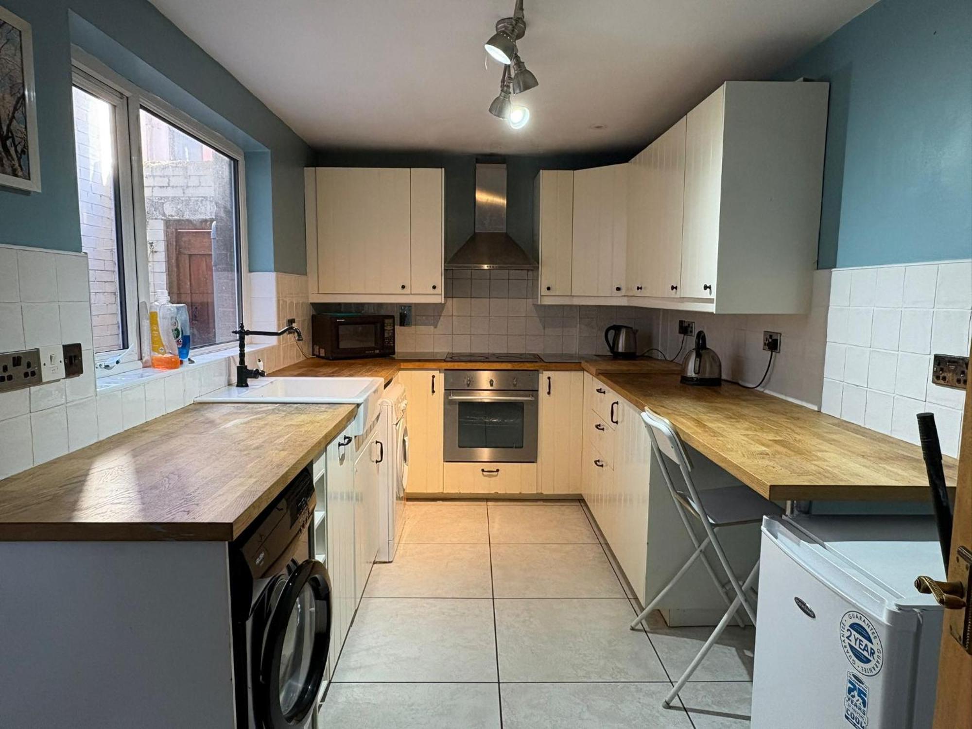 Fabulous Large 4 Bedroom Townhouse - Off Street Parking