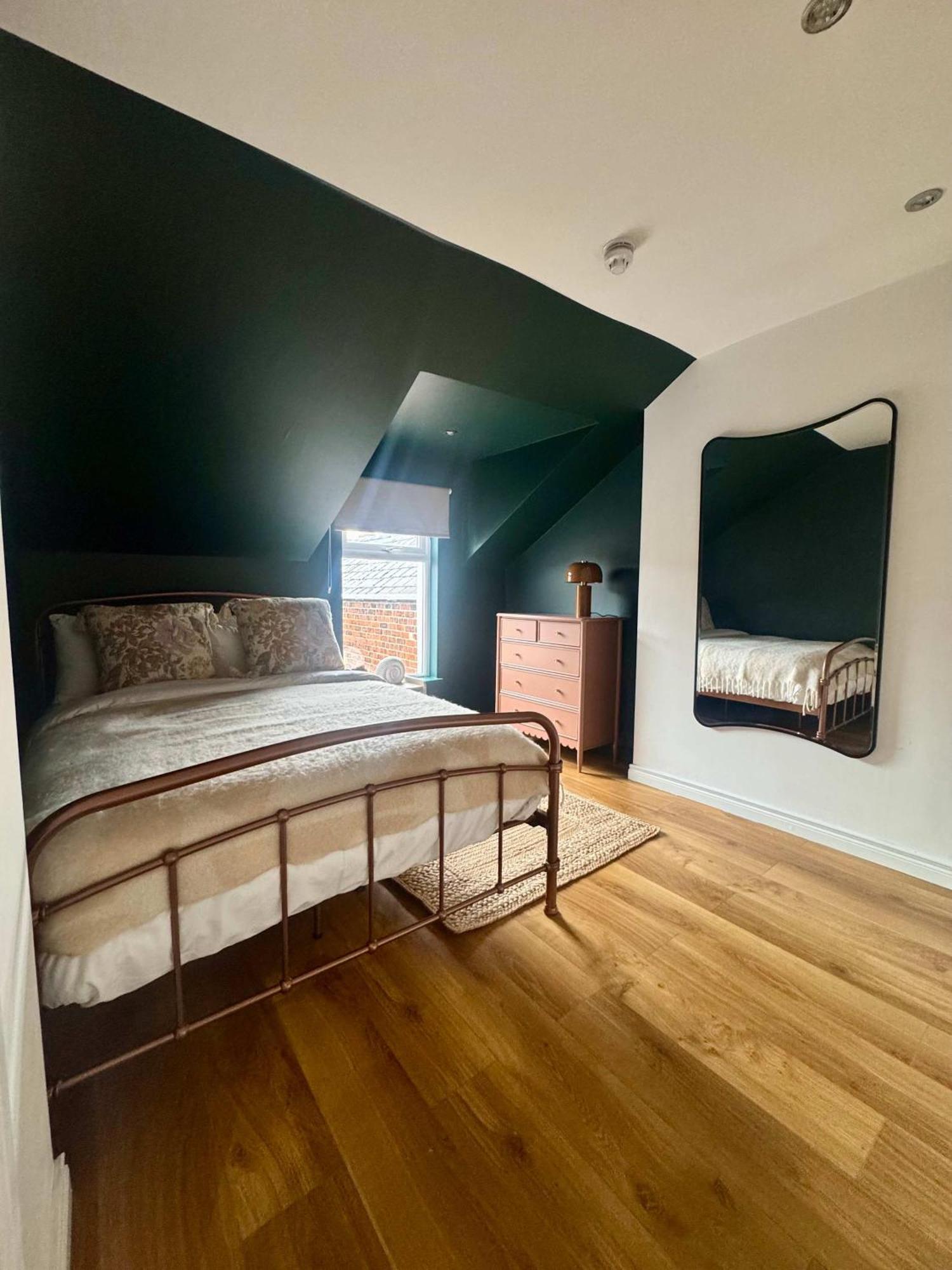 Apartment - Queen's *