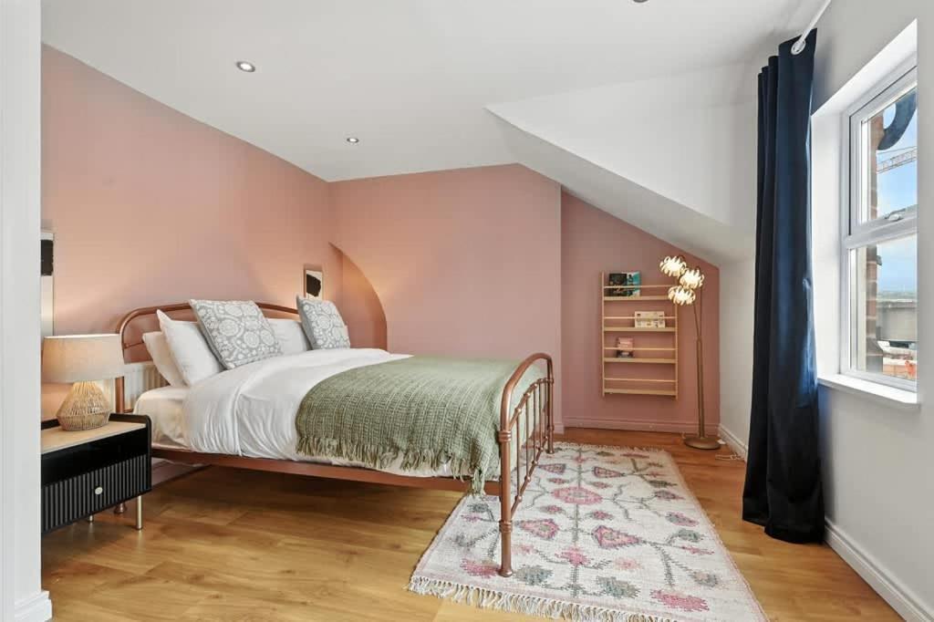 Apartment - Queen's *
