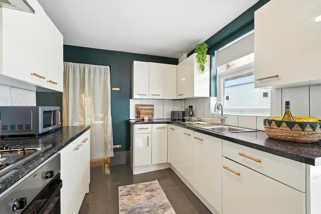 - Queen's Apartment Belfast