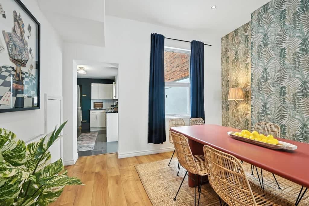 - Queen's Apartment Belfast