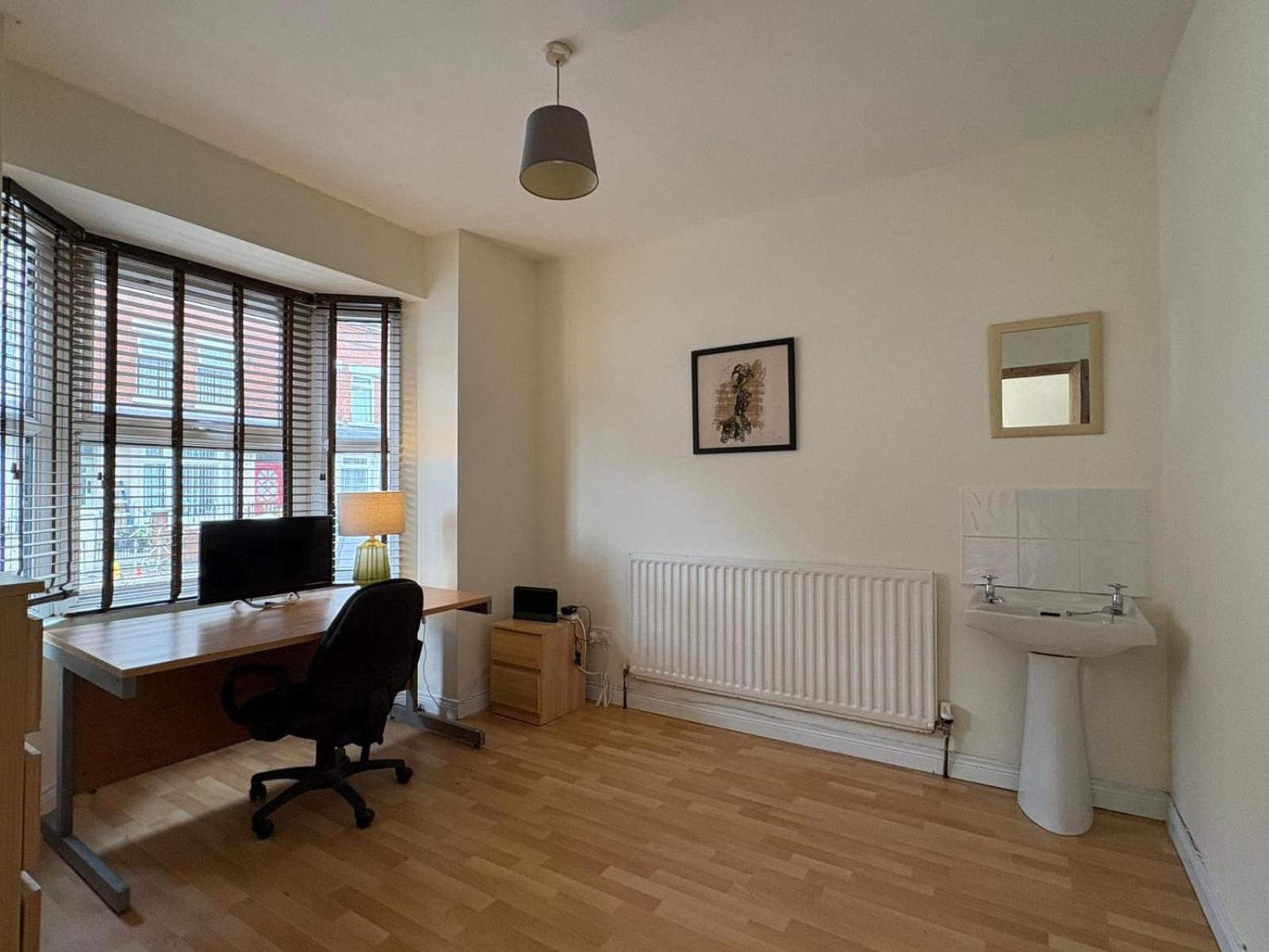 Apartment Fabulous Large 4 Bedroom Townhouse - Off Street Parking Belfast