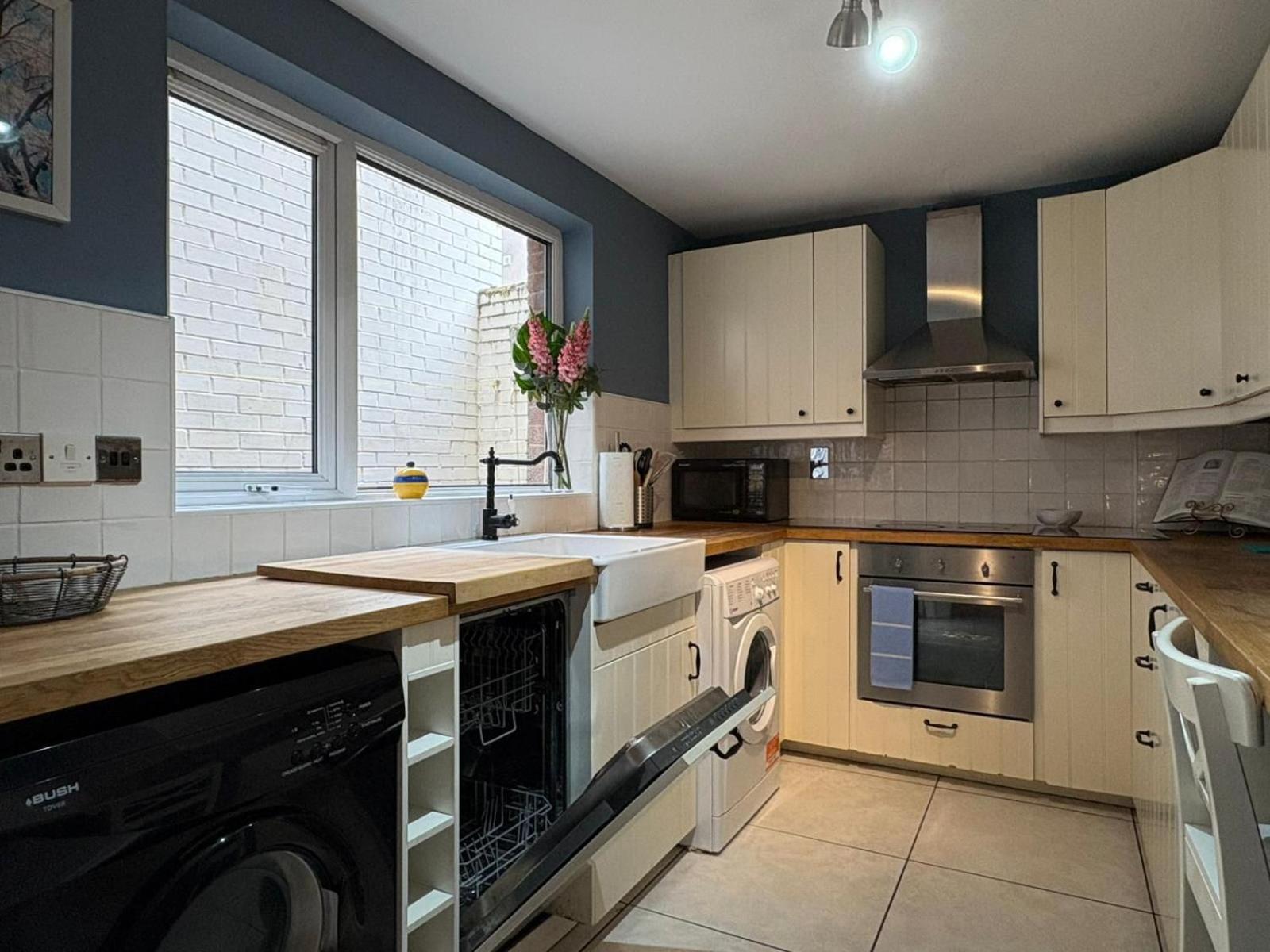 Fabulous Large 4 Bedroom Townhouse - Off Street Parking