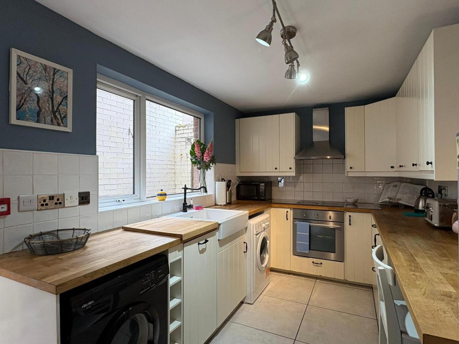 Apartment Fabulous Large 4 Bedroom Townhouse - Off Street Parking *
