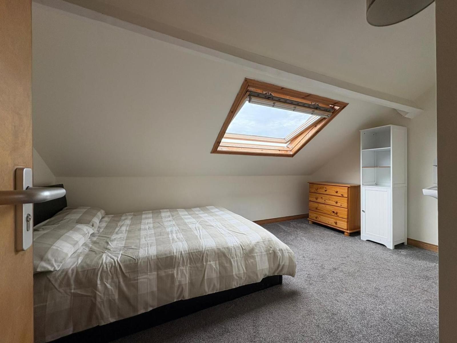 Fabulous Large 4 Bedroom Townhouse - Off Street Parking * Belfast