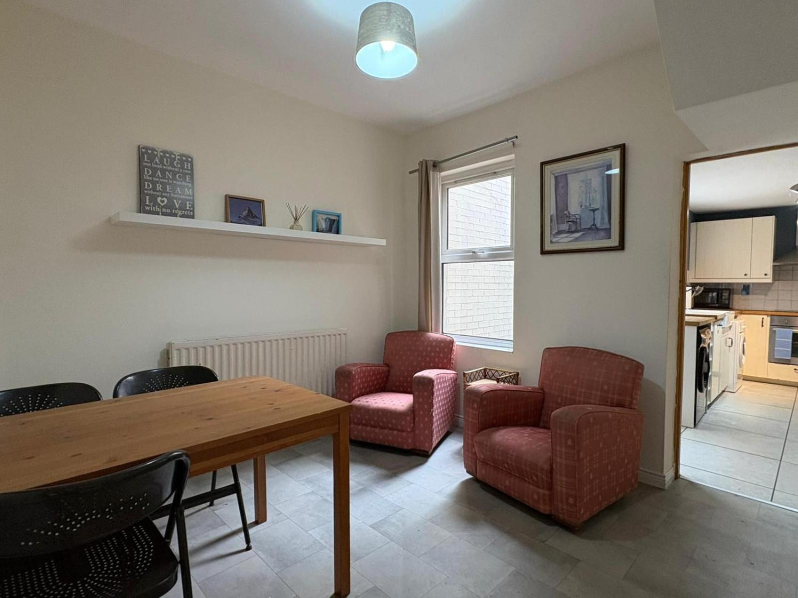 Fabulous Large 4 Bedroom Townhouse - Off Street Parking Apartment Belfast