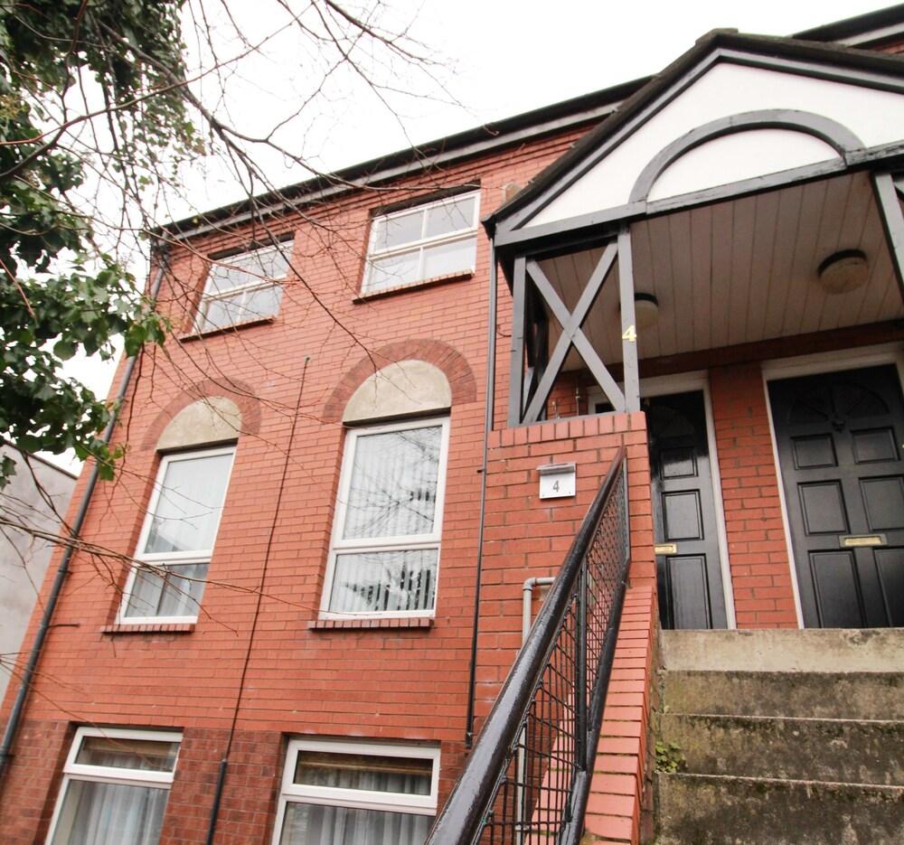 Excellent Location - City Centre - Parking - 4 Beds -2 Bedrooms *