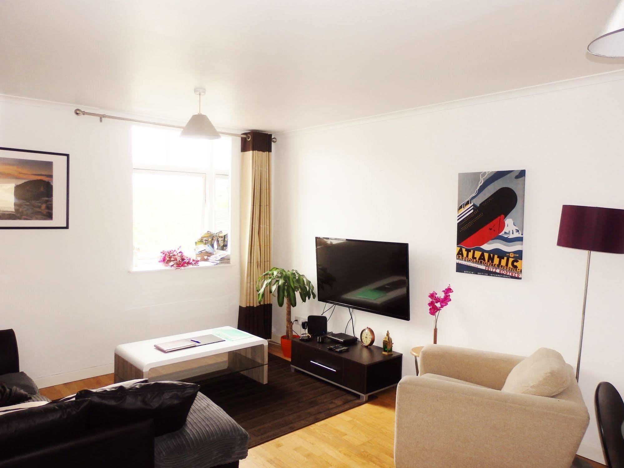 Excellent Location - City Centre - Parking - 4 Beds -2 Bedrooms