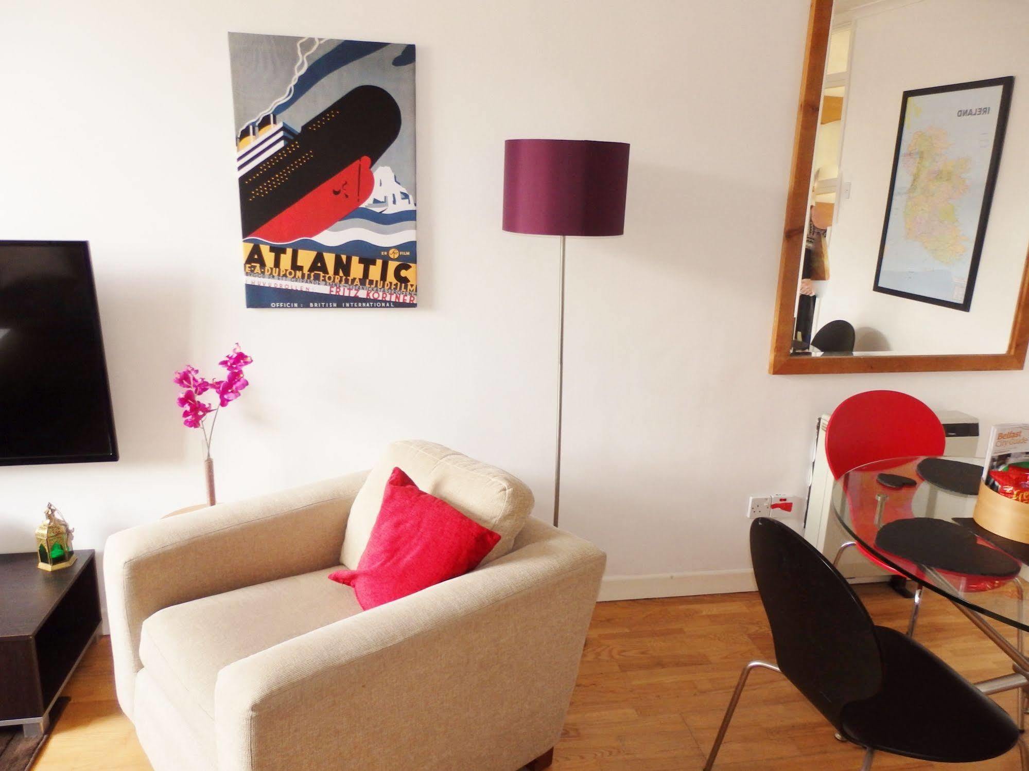 Excellent Location - City Centre - Parking - 4 Beds -2 Bedrooms Apartment *