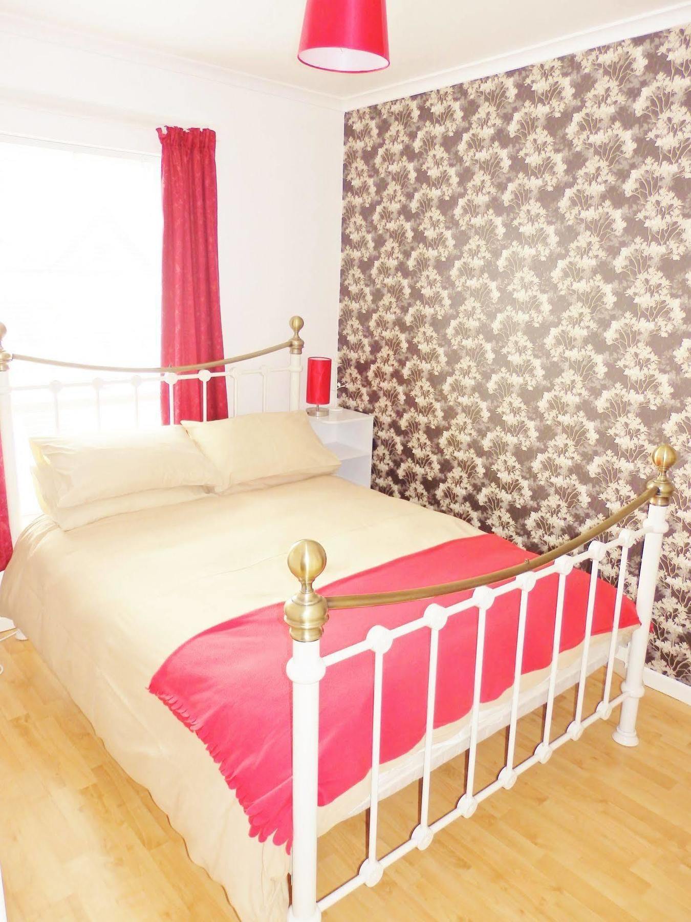 Apartment Excellent Location - City Centre - Parking - 4 Beds -2 Bedrooms *