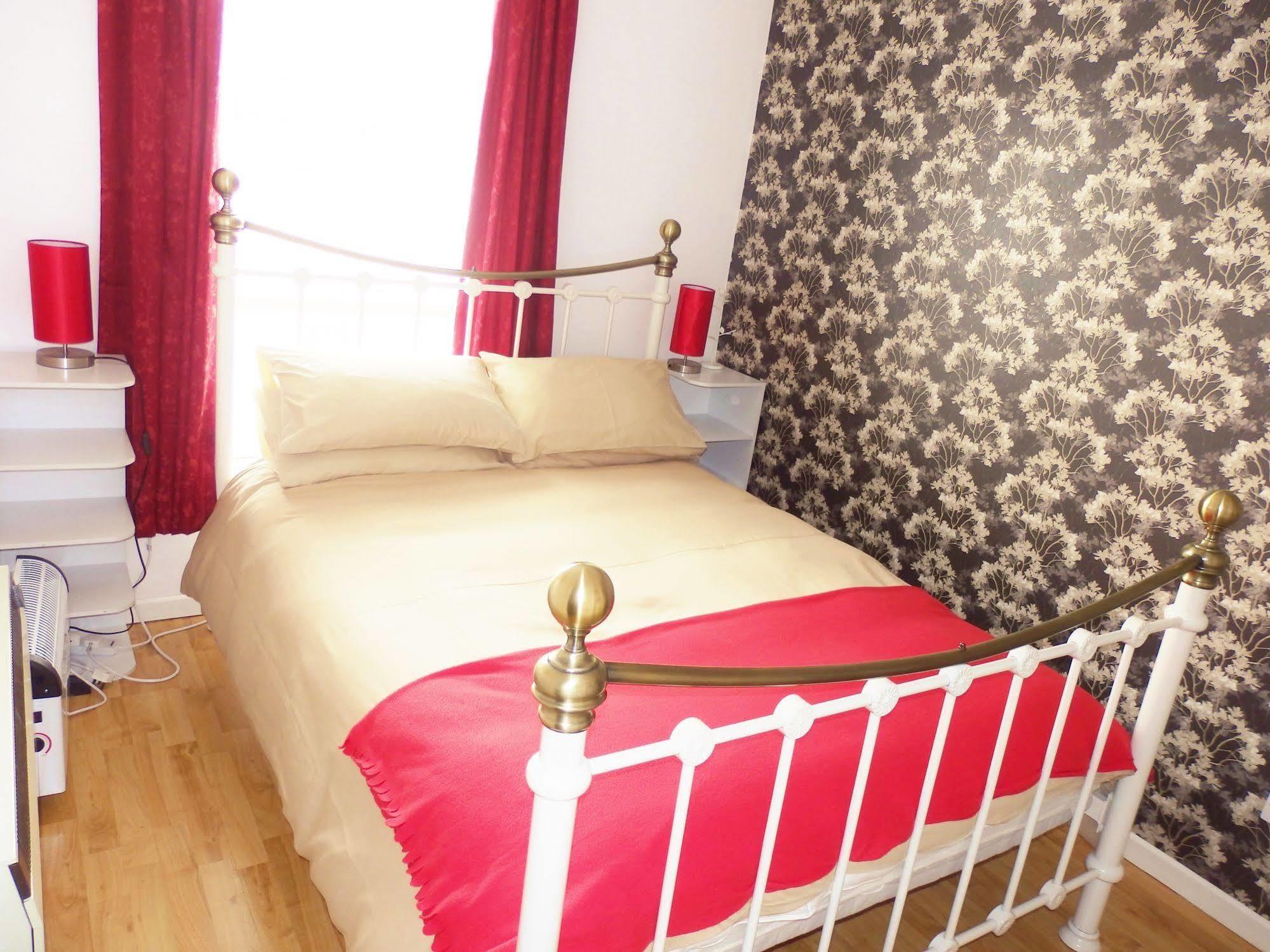 Apartment Excellent Location - City Centre - Parking - 4 Beds -2 Bedrooms *