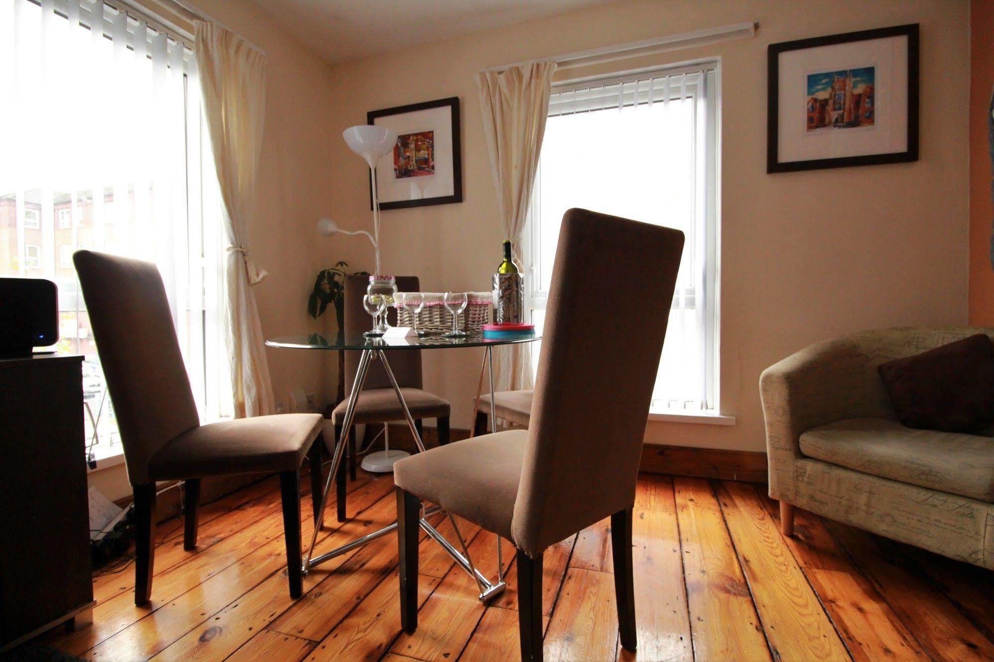 Perfect Location - Parking - 3 Beds - 2 Bedrooms Apartment Belfast
