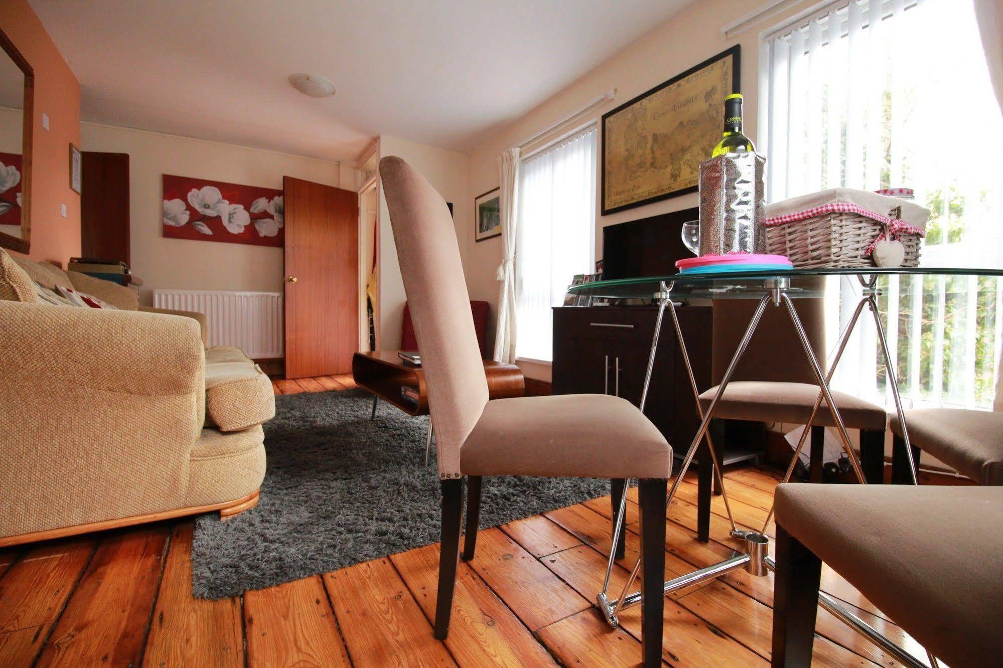 Apartment Perfect Location - Parking - 3 Beds - 2 Bedrooms *