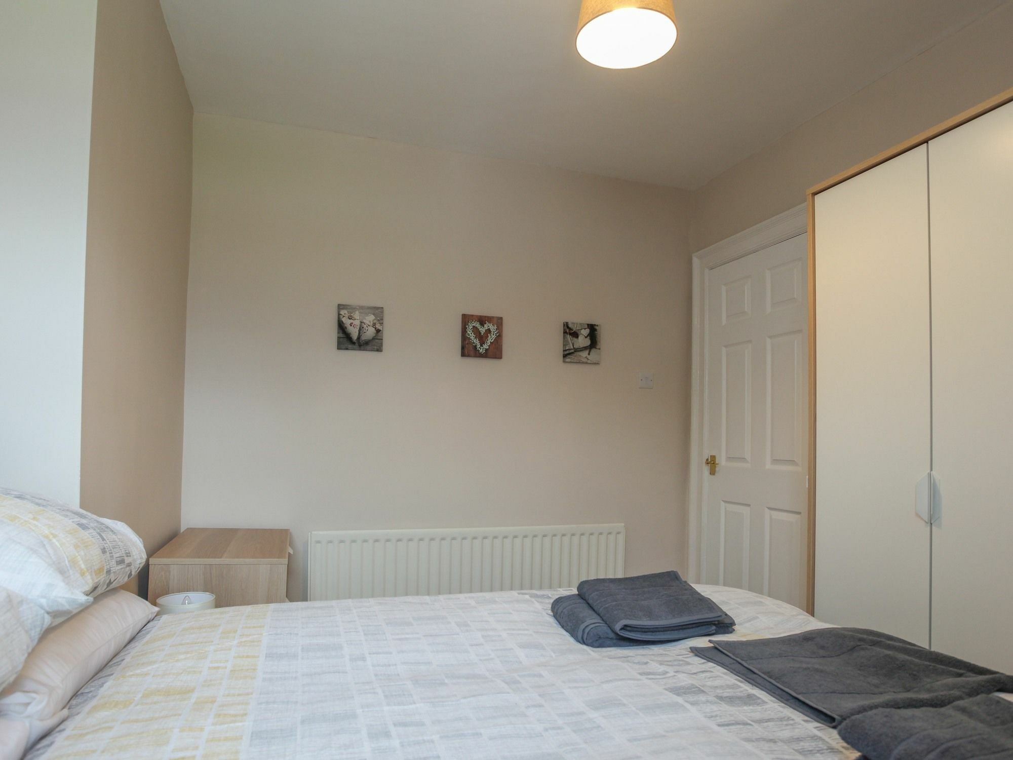 Kingston Serviced - Donegall Avenue Holiday home *