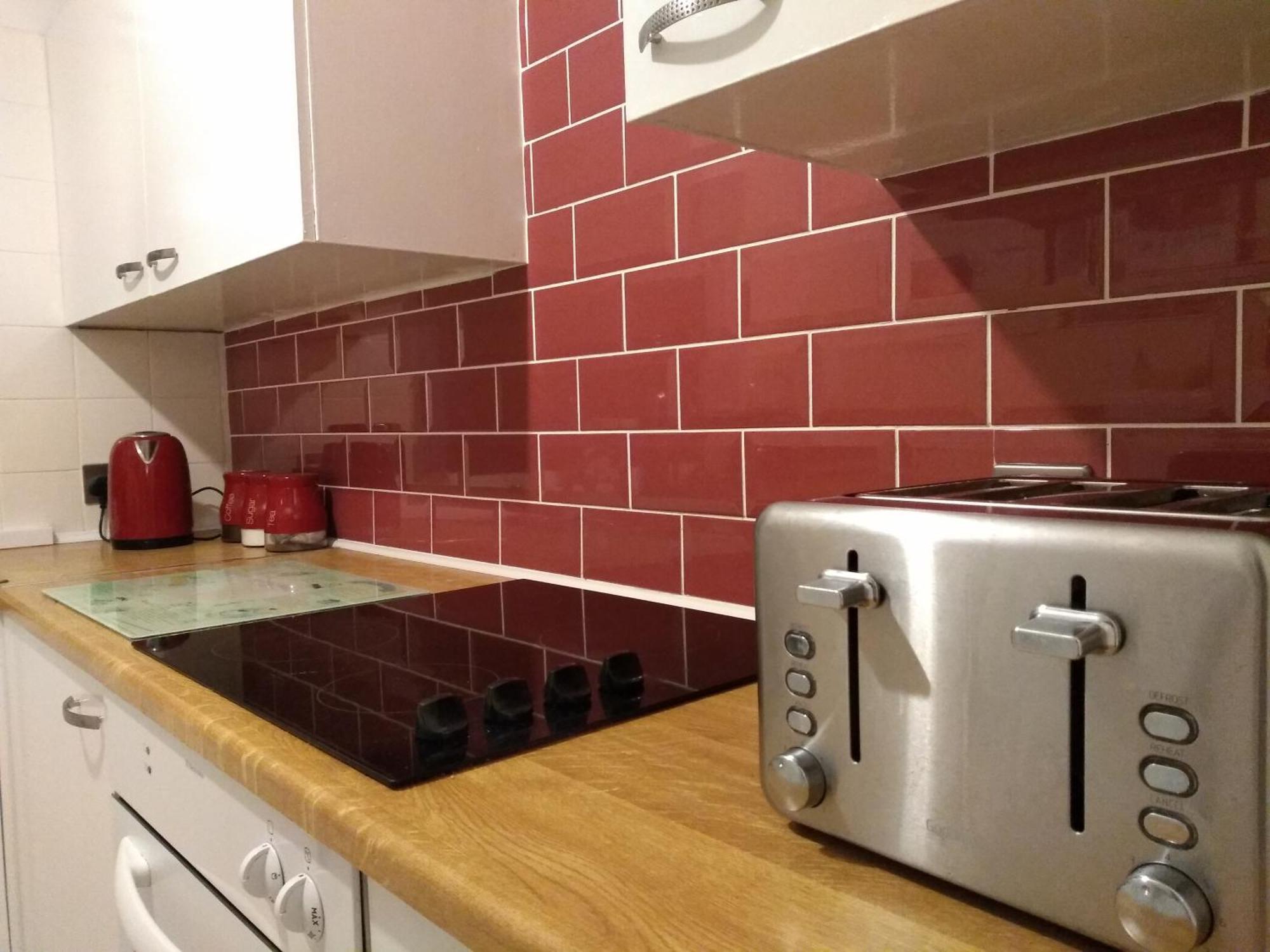 Perfect Location - Parking - 3 Beds - 2 Bedrooms *