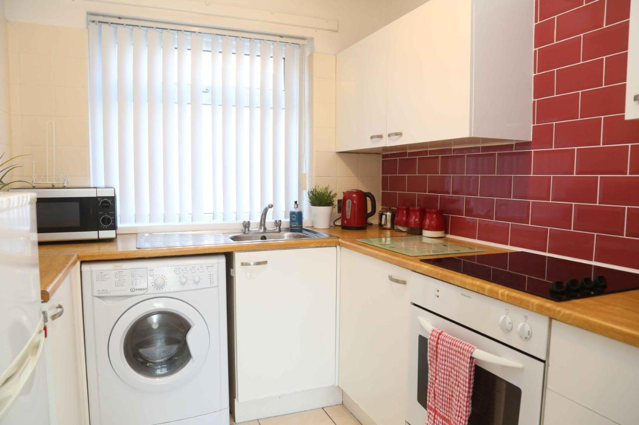 Perfect Location - Parking - 3 Beds - 2 Bedrooms Apartment Belfast