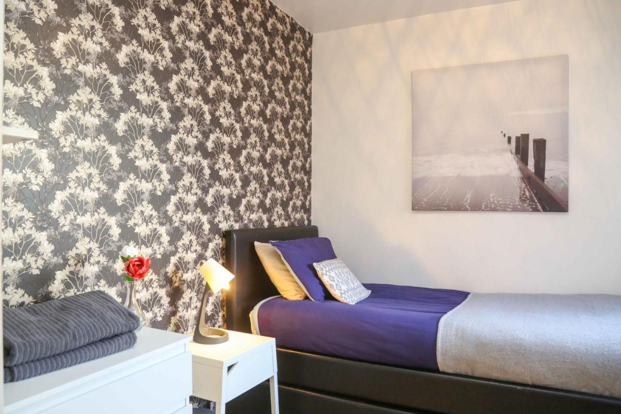 Perfect Location - Parking - 3 Beds - 2 Bedrooms Apartment *