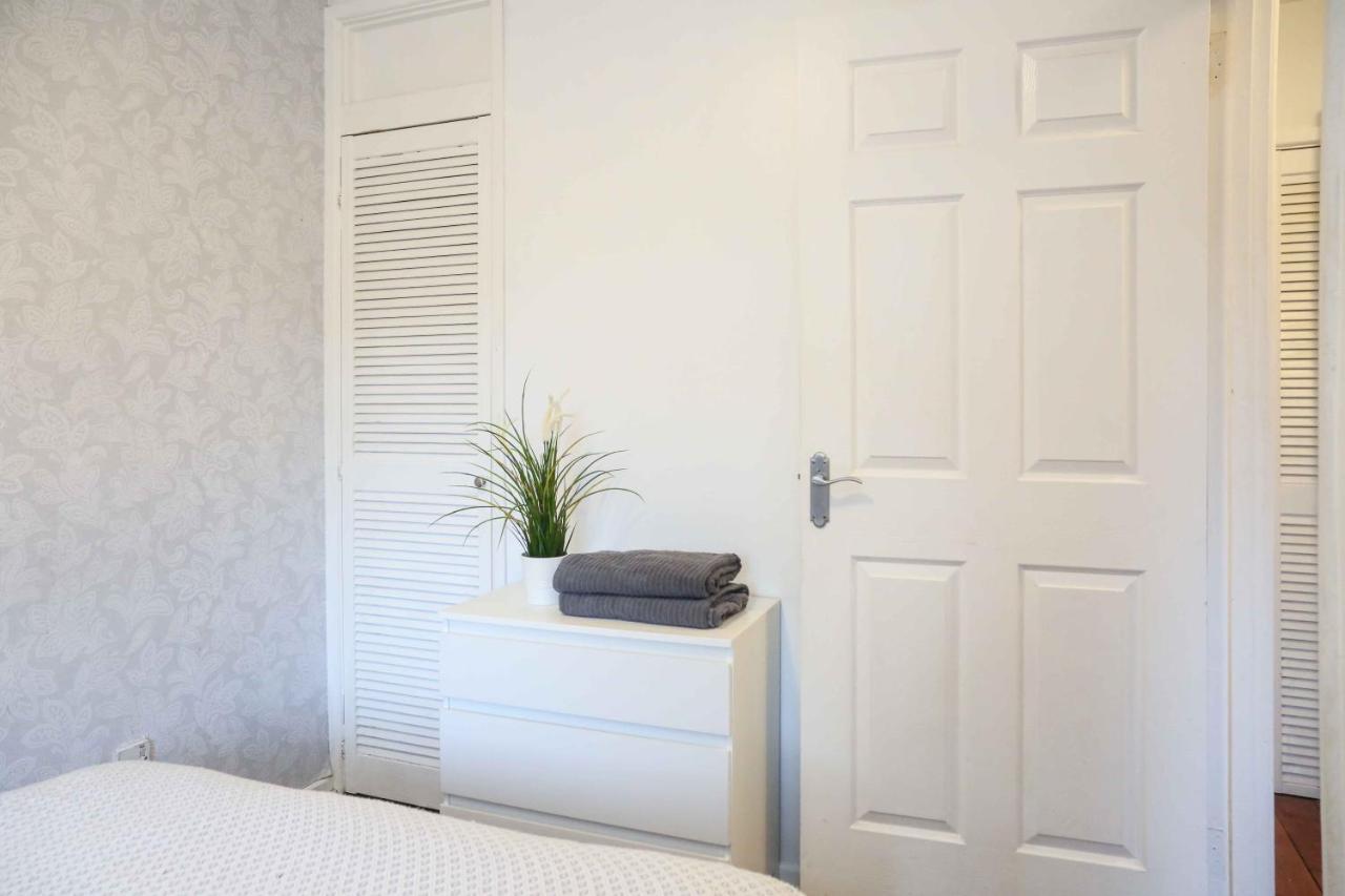 Apartment Perfect Location - Parking - 3 Beds - 2 Bedrooms Belfast