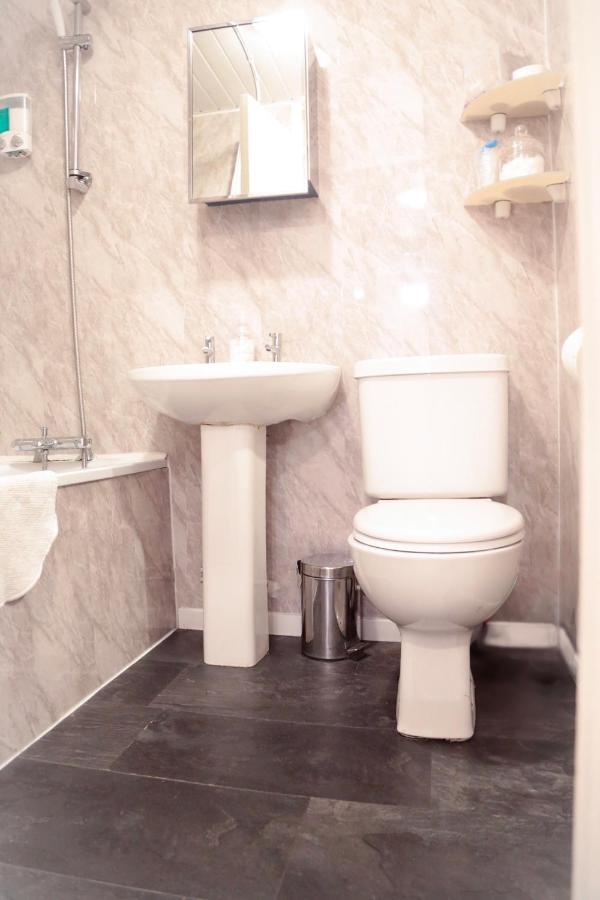 Perfect Location - Parking - 3 Beds - 2 Bedrooms * Belfast