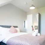 Three Bed Apartment Sleeps 5 In Botanic