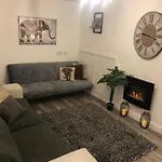 Lovely Ground Floor Apartment With Easy Parking.