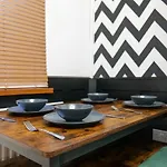 Broadway Belfast! Central Location! Sleeps 6!