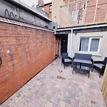 Lmk, Spacious 1 Bedroom Ground Floor Apartment, Ev Charger, Free Parking Wi-Fi, Great Location