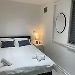Belfast Chic: Elegant 2Br Sleeps 5, Prime Location